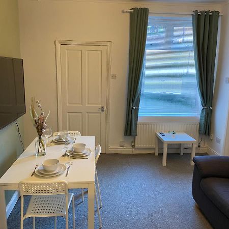 Kitchener - Wonderful 2-Bedroom Apt Sleeps 5 Free Parking Free Wifi Gateshead Eksteriør billede