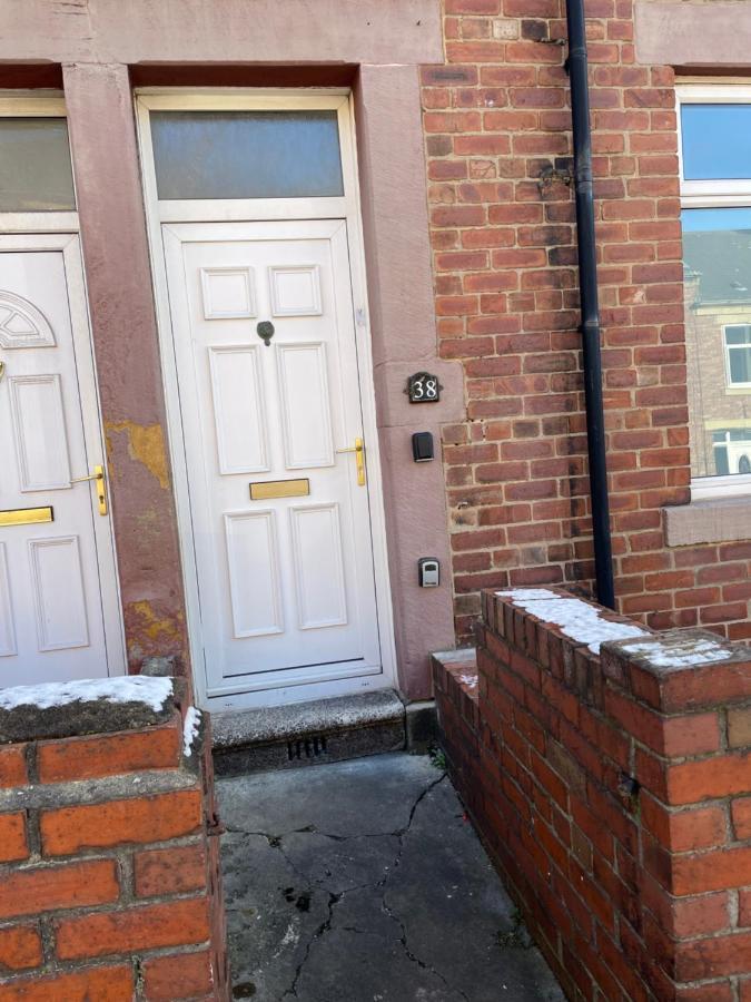 Kitchener - Wonderful 2-Bedroom Apt Sleeps 5 Free Parking Free Wifi Gateshead Eksteriør billede