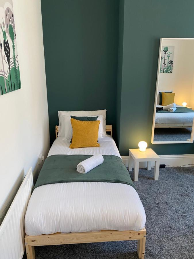 Kitchener - Wonderful 2-Bedroom Apt Sleeps 5 Free Parking Free Wifi Gateshead Eksteriør billede