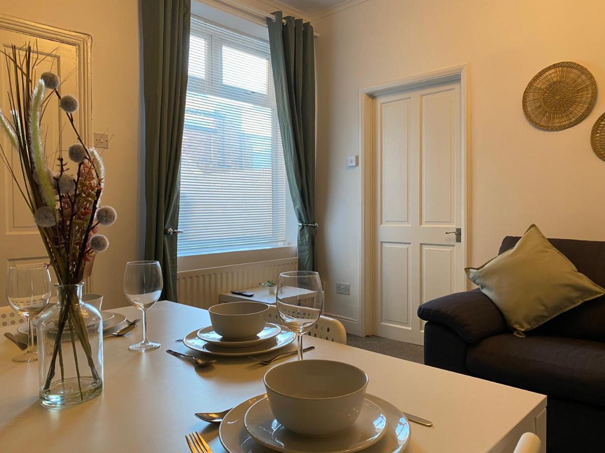 Kitchener - Wonderful 2-Bedroom Apt Sleeps 5 Free Parking Free Wifi Gateshead Eksteriør billede