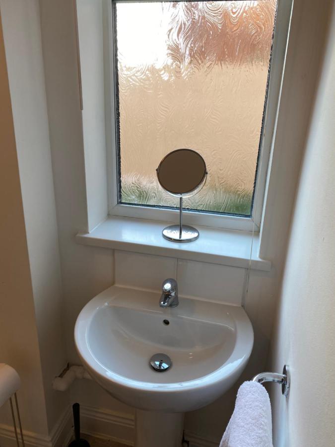 Kitchener - Wonderful 2-Bedroom Apt Sleeps 5 Free Parking Free Wifi Gateshead Eksteriør billede