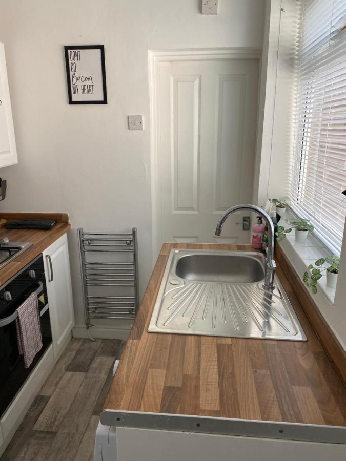 Kitchener - Wonderful 2-Bedroom Apt Sleeps 5 Free Parking Free Wifi Gateshead Eksteriør billede