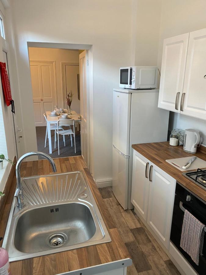 Kitchener - Wonderful 2-Bedroom Apt Sleeps 5 Free Parking Free Wifi Gateshead Eksteriør billede